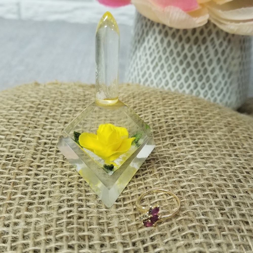 Vintage lucite yellow rose ring holder